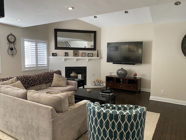 Photo - 3 bed, 2 1/2 bath fully remodeled unit in East Simi Valley