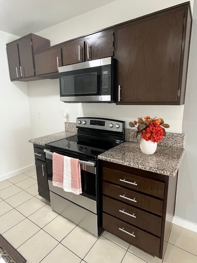 Corner One Bedroom - Corner One Bedroom Apartment Unit A-23