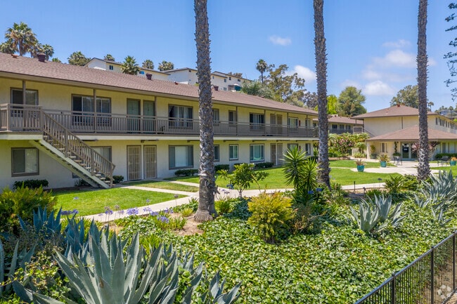 Courtyard - Stoneybrook Apartments