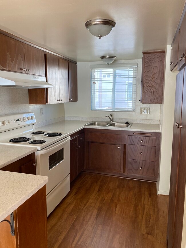 Building Photo - 21107 Victor St Unit 8