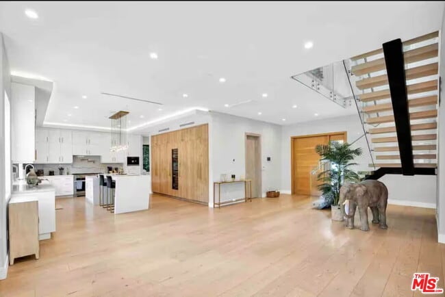 Photo - 13812 Cumpston St