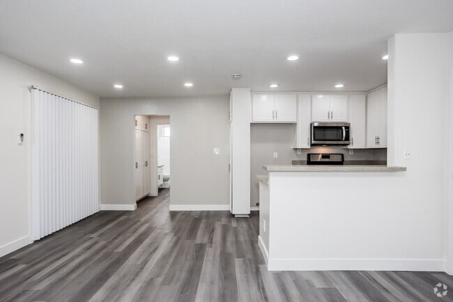 1BR, 1BA - 750SF - Dining Room - Woodglen Apartments