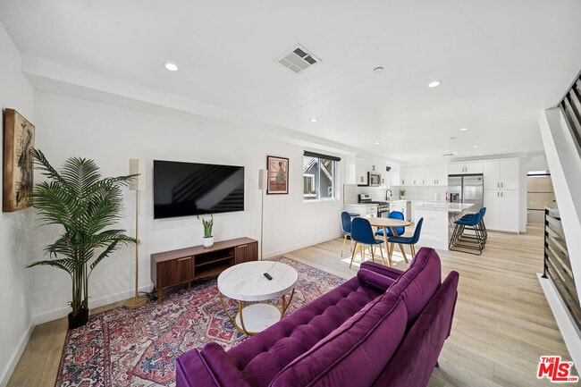 Photo - 835 N Harvard Blvd