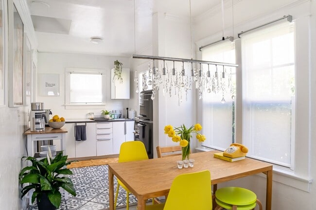 Photo - 2634 E 11th St