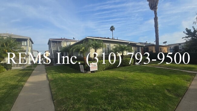 Building Photo - Bright 1 Bedroom Upstairs Apartment w/ Garage Parking Unit 9042