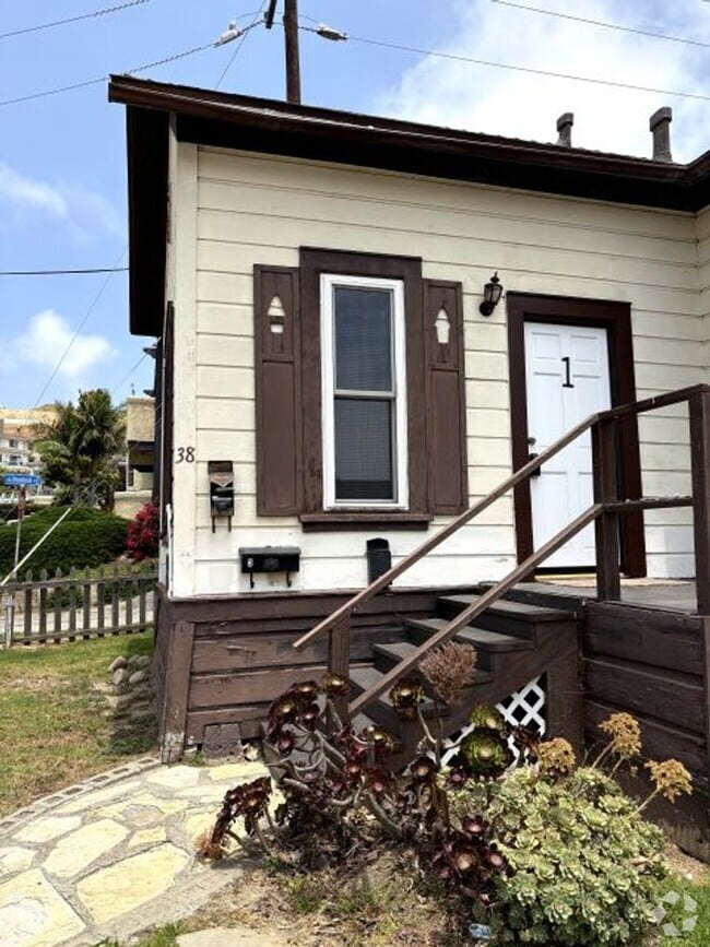 Building Photo - Studio Located Downtown Ventura, Close to ... Unit 38 N Laurel St #1 Rental