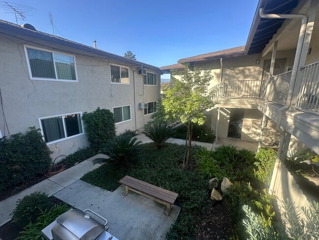 Building Photo - 417 E Badillo St