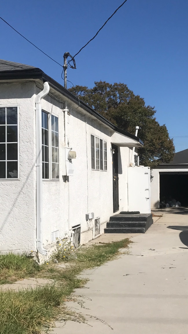 Photo - 1423 W 106th St