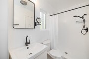 2BR, 2BA - 1,000SF - Bathroom - 10844 Rose Ave Apartments