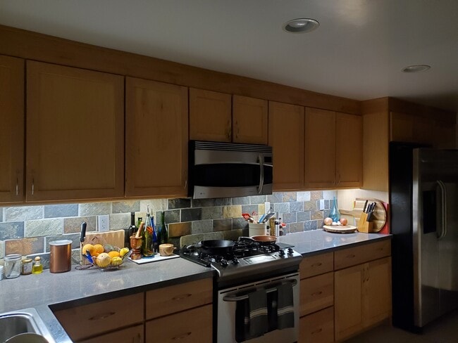 Kitchen Backsplash Lighting - 11946 Dorothy St Unit 10