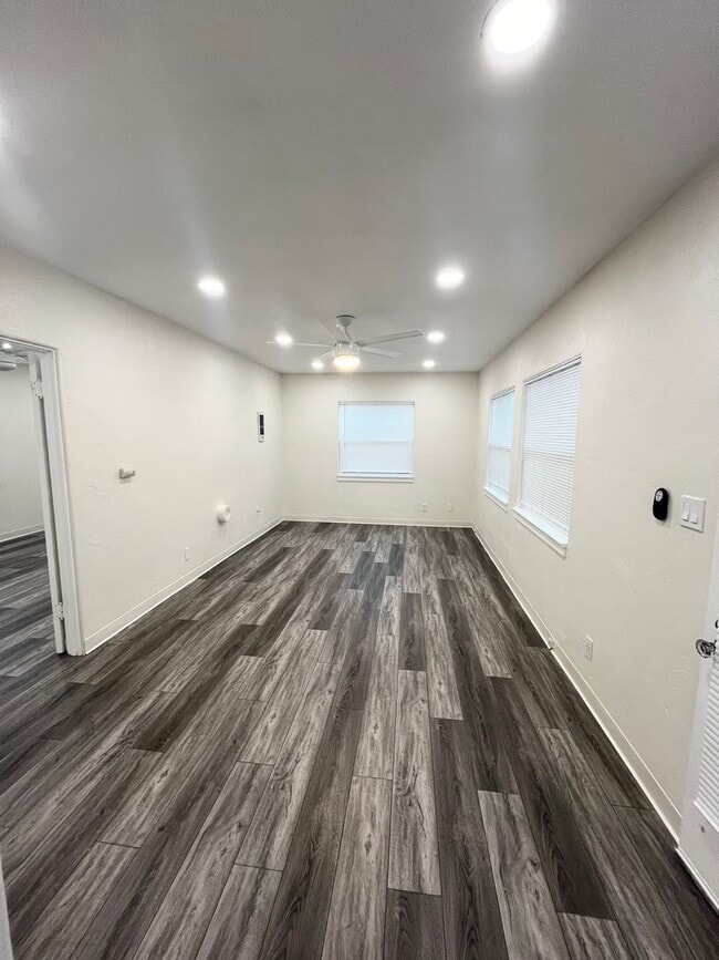 Building Photo - GREAT LOCATION IN SOUTH PARK! 1BD/1BA UPST... Unit 3037 Juniper St Rental