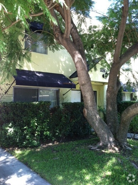 Building Photo - 4925 Coldwater Canyon Ave Rental