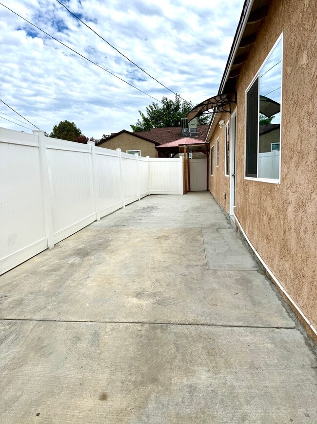 Building Photo - 6515 White Oak Ave