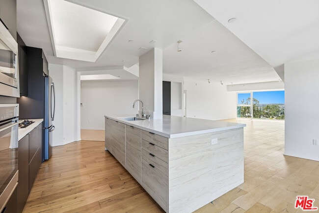 Building Photo - 13600 Marina Pointe Dr Unit 602