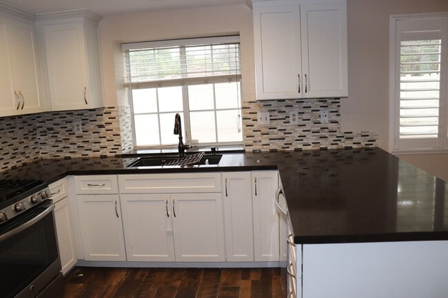 Building Photo - Spacious ALPINE 3 Bedroom 2.5 Bath 2 Story on a Cul De Sac