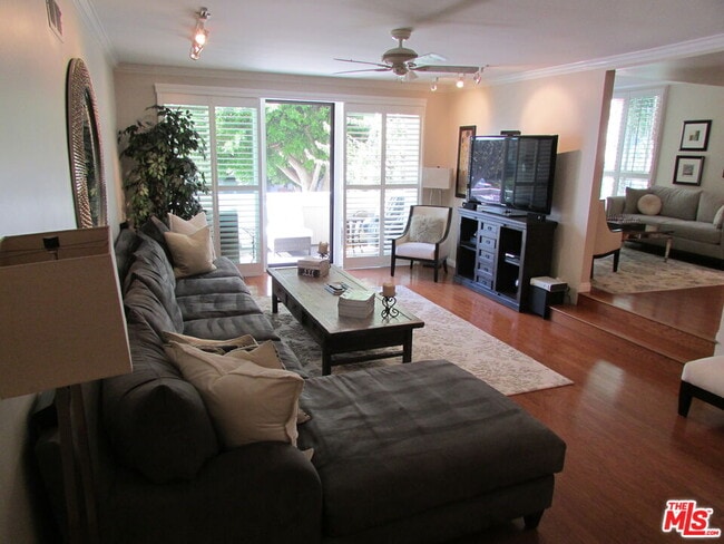 Building Photo - 1550 Greenfield Ave Unit 201