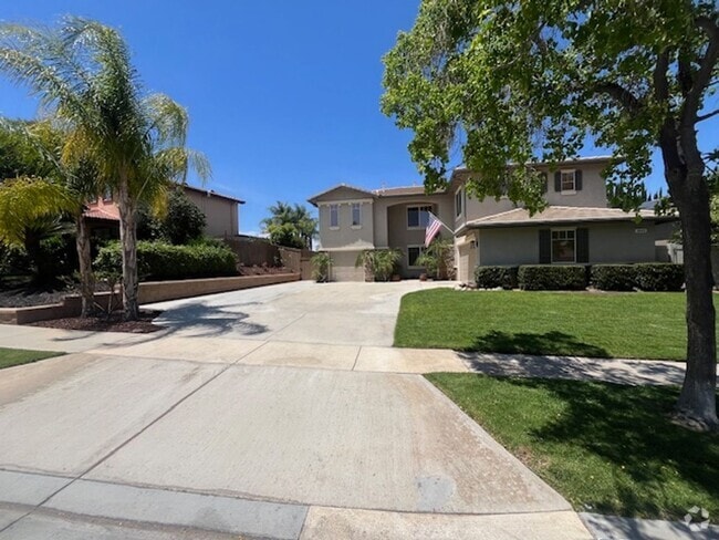 Building Photo - Beautifully Updated 5-Bedroom Home with Ci...