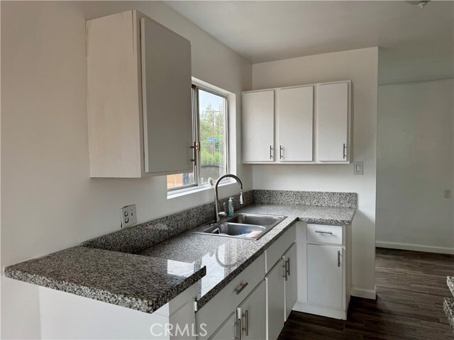 Photo - 16041 Devonshire St