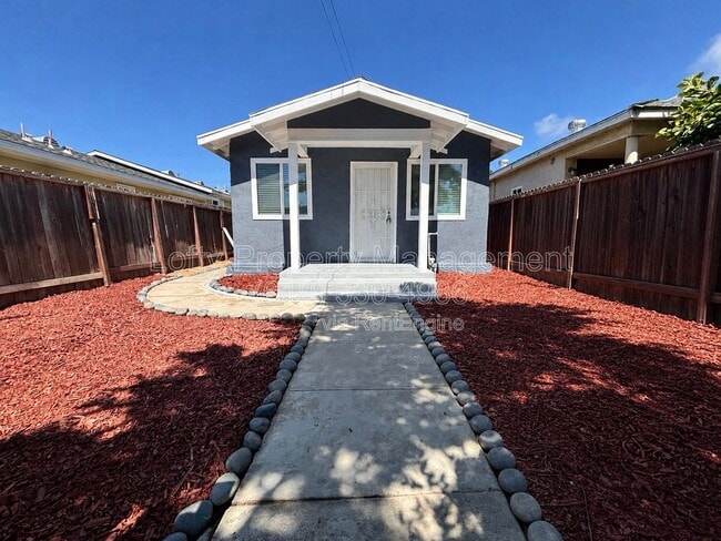 Building Photo - 1427 Hoover Ave