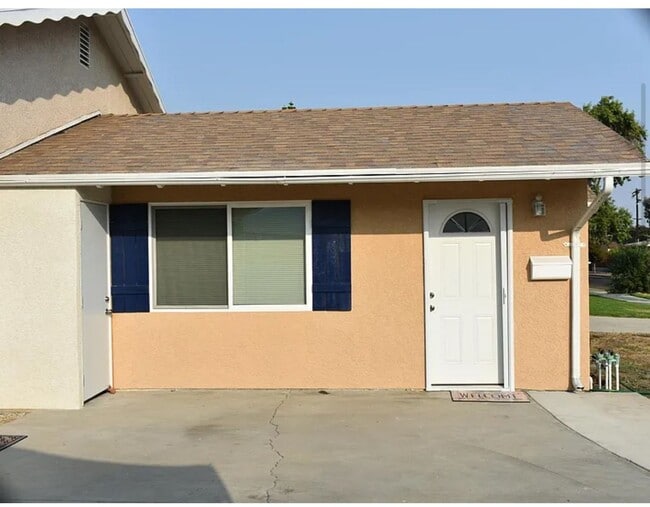 Building Photo - Granada Hills studio w/appliances + privat...