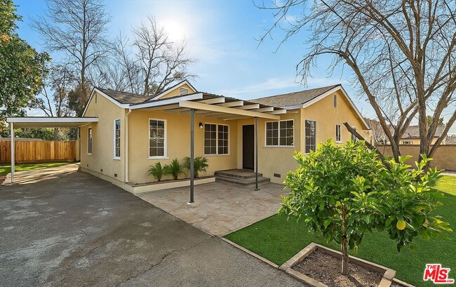 Photo - 19148 Saticoy St House