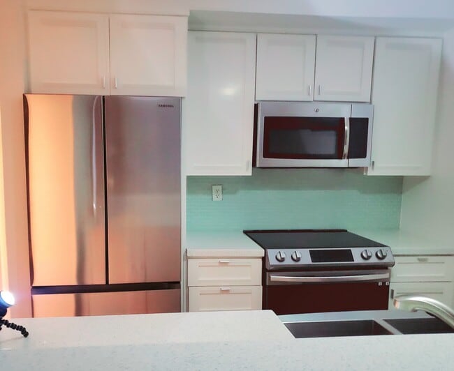 Remodeled kitchen - 750 N Kings Rd Unit #120