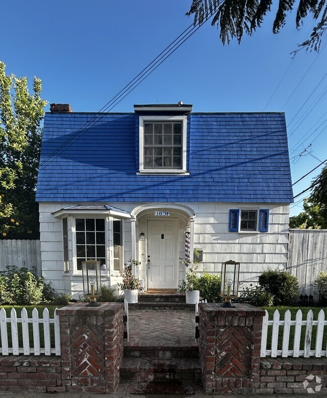 Building Photo - 1851 Hope St Rental