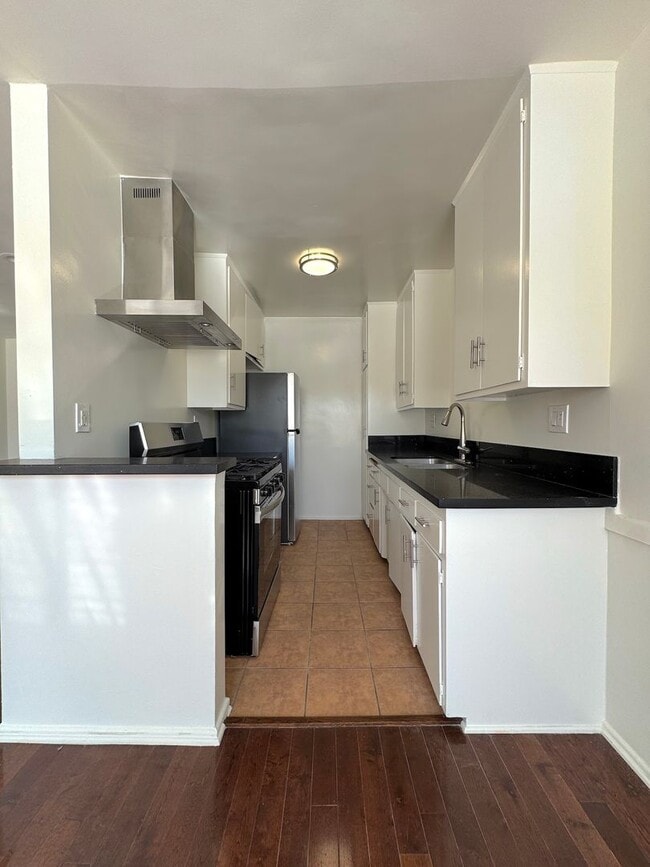 Photo - Spacious Top Floor 1 Bedroom in West Hollywood! Unit 11