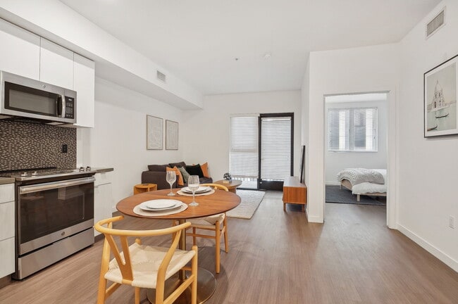 Photo - Luna On Wilshire