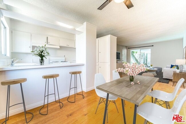 Building Photo - 941 N San Vicente Blvd Unit 11