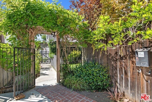 Building Photo - 492 E Calaveras St Rental