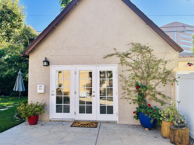 Building Photo - 8422 W 4th St Unit 8424