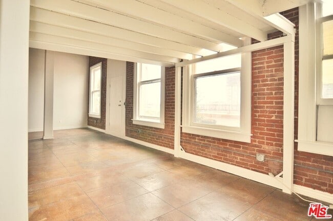 Photo - 215 W 7th St Unit 1404