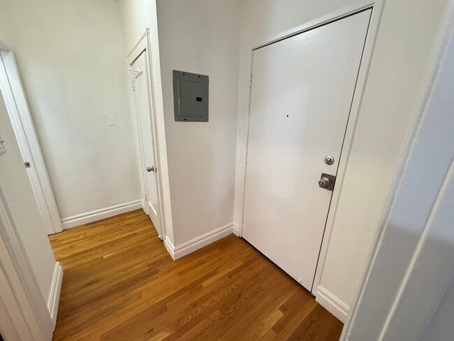 Photo - 1960 Argyle Ave Unit 8