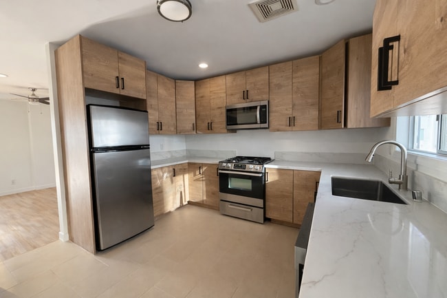 Building Photo - 2427 3rd Ave Unit 2427