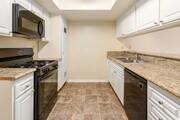 2BR, 2BA - Kitchen - 400 N Hollywood Way Apartments