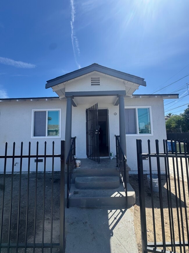 Building Photo - 4860 Ascot Ave