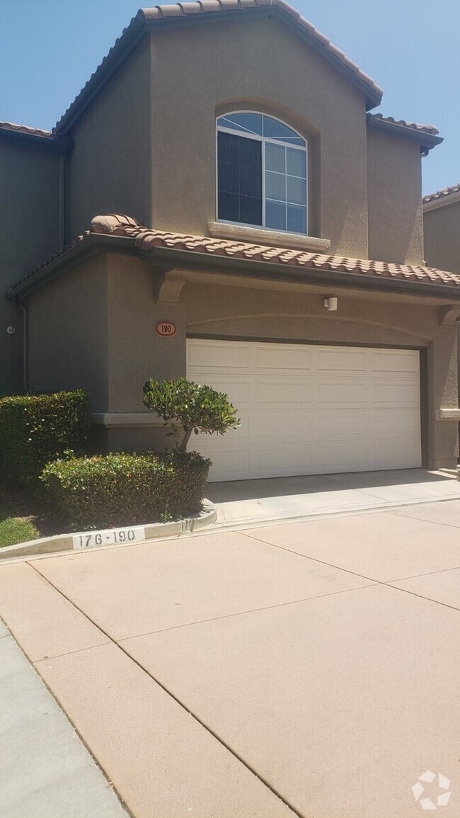 Building Photo - Welcome to this stunning 3-bedroom, 2.5-ba... Rental