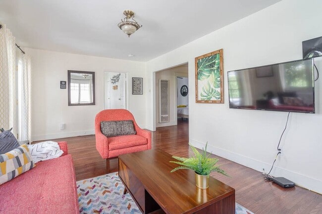 Photo - 5124 3/4 De Longpre Ave