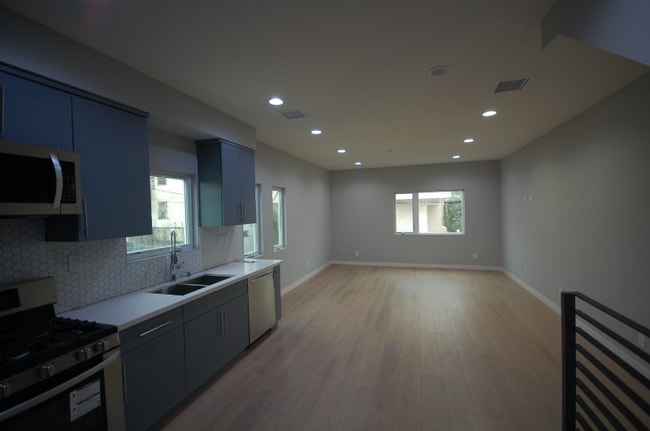 Photo - 648 N Serrano Ave