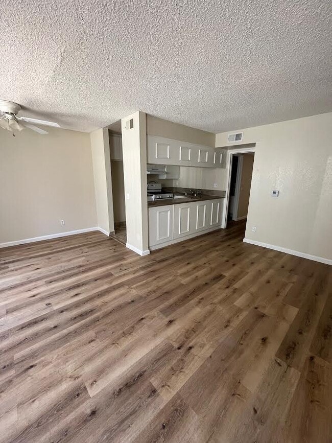 Photo - 6908-6914 Hazeltine Ave