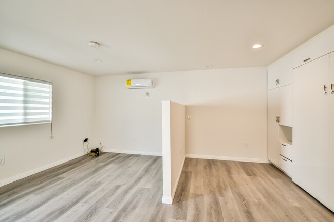 Photo - 11858 Beatrice St