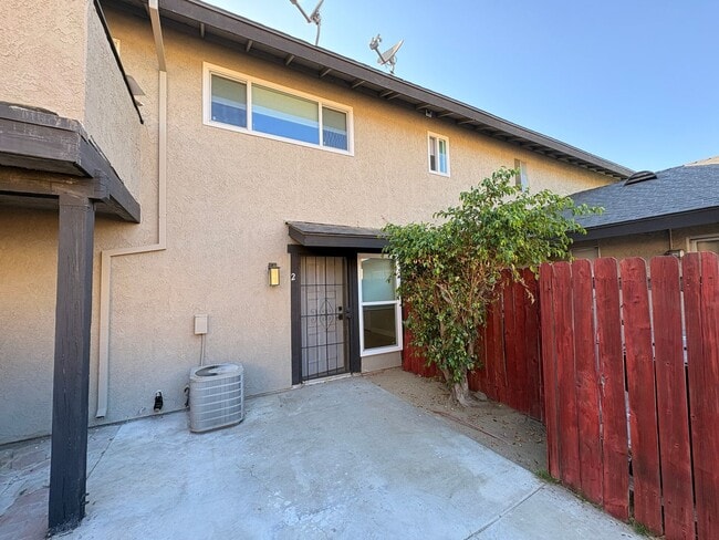 Building Photo - 1708 E Fairfield Ct Unit 2