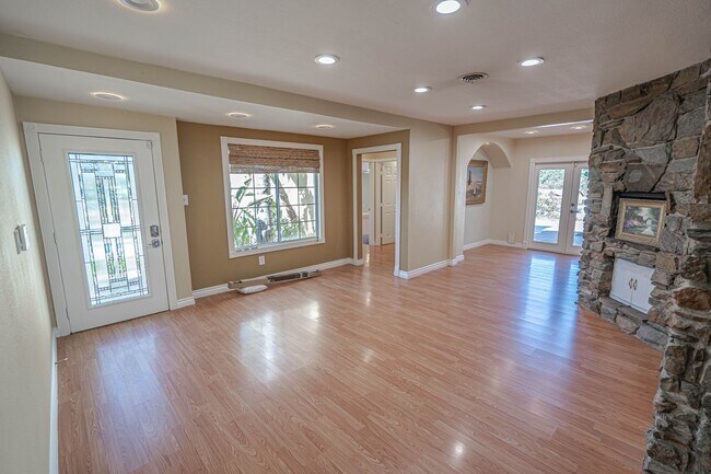 Photo - Stunning 4-Bedroom Pool Home for Rent in S...