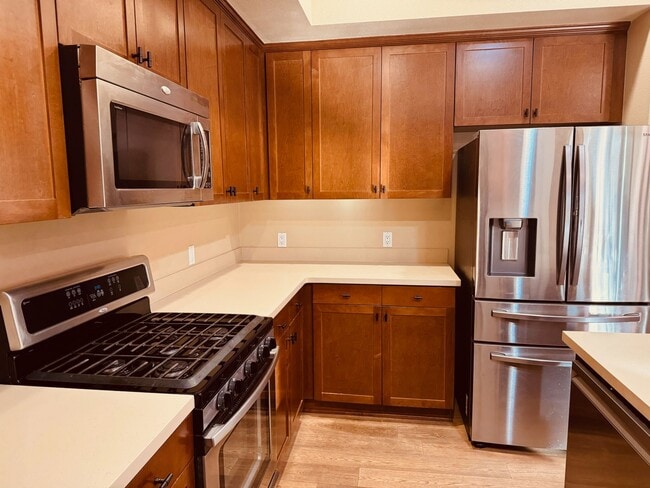 Fully-apportioned kitchen with new kitchen cabinet hardware - 13019 Park Pl Unit 403