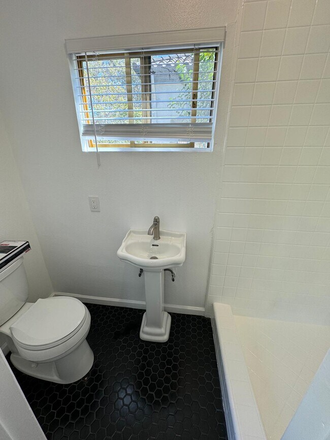 Photo - 239 S Mansfield Ave Townhome
