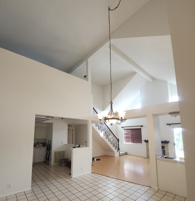 Building Photo - 5420 Sylmar Ave Unit #311