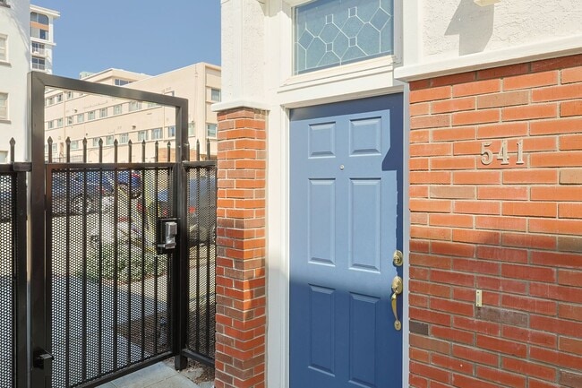 Building Photo - 2 Bed / 2.5 Bath Condo – Walk to Balboa Park!