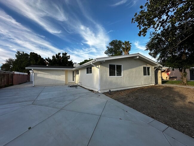 Photo - 20315 Hamlin St