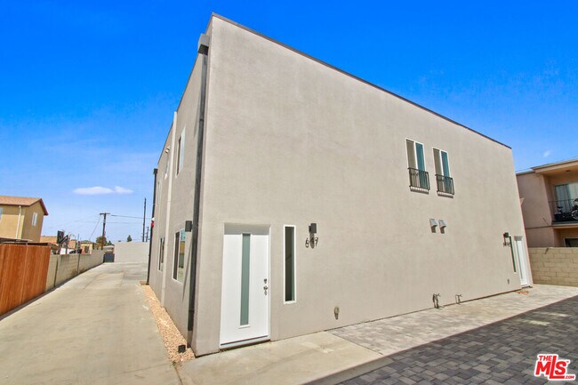 Photo - 649 W 92nd St